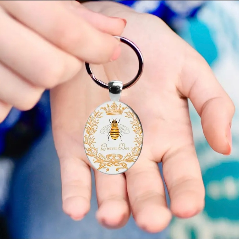 NWT Queen Bee Keychain Key Ring - Picture 3 of 4